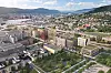 Drammen helsepark blir noen hundre meter lang -langs jernbanelinjen. Det nye sykehuset ligger foran. Foto: Drammen Helsepark