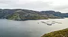 Oppdrettsmerden Aquatraz (nærmest) ligger sammen med konvensjonelle merder i Eiterfjorden i Nærøy. Over nyttår får den selskap av en til. Foto: Håvard Zeiner