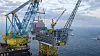 Her løftes boligmodulen på plass. Den er bygget på Stord. Foto: Det norske