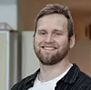 – Den ultimate lyskilden vår er jo sola, men den er vi i ferd med å ta vekk tilgangen til, sier Tobias Kristiansen. Foto: Johanne Høie Kolås/NMBU