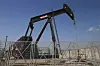 Få tror at de store oljeprodusentene i verden vil kutte på torsdagens OPEC-møtet. Bildet viser oljepumping i Bahrain.