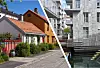 Dagens byggestandarder prioriterer energieffektivitet og arealutnyttelse, ikke dagslys. Vi bygger høyere og tettere for å få plass til flere boliger i områder rundt knutepunkter eller i byene. Dermed får vi mindre dagslys, både innendørs og på utearealer. Foto: Tore Wuttudal/Samfoto/NTB og August Dominus/Wikimedia Commons CC BY-SA 1.0