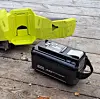 Batteri i buken: Mens den forrige motorsaga hadde en batteribrønn på toppen så passet ikke de nye større batteriene inn der. Derfor har Ryobi konstruert en ny modell med en innfesting under som kan ta de nye batteriene og enda større som kommer i fremtiden. Men de har den samme slide-innfestingen som de tidligere slik at de også kan brukes. Foto: Odd Richard Valmot