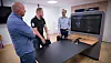 Øyvind Jacobsen, Borgar Kristiansen og Odd Martinsen står foran prototypen, et komplett og brukervennlig møterom samlet i ett enkelt bord.