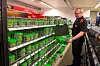 Ole Amund Holter på TOOLS Jessheim viser frem hva du kan putte i ESSBOX MINI. Foto: Story Labs