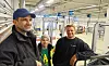 Hos AutoXL i Skien har de ansatte i verkstedhallen fått en mye bedre arbeidshverdag etter at de la lydisolerende plater i taket. Foto: Glava