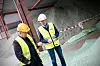 Administrerende direktør Jon Karlsen (t.v) og fabrikksjef Jan Dag Aaen står foran råmaterialet til glassullen: resirkulert glass i store mengder.