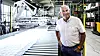 Daglig leder og medeier Lars Stenerud foran en av de nye robotene som er satt inn i produksjonen av madrasser og senger i Wonderland-fabrikken på Åndalsnes. De nye lokale eierne har satset tungt på robotanlegg etter at de tok over i 2017. – Det har vært helt avgjørende for å sikre driften, mener Stenerud.