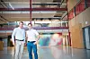 Lager alt selv: På veggen i lobbyen henger kunst, vevet på Tronrud Engineerings egne vevemaskiner, og sofaer trukket med stoff fra de samme maskinene og rammer fra verkstedet. Ikke rart Rune Nordby fra Tronrud Engineering og Tormod Eriksen fra Bosch Rexroth er fornøyde med samarbeidet. Foto: TU StoryLabs