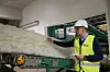 På Glavas to fabrikker i Norge produseres det glassull i store mengder. Tidlig i produksjonsprosessen er glassullen samlet til en løs, hvit masse, før den herdes i en spesiell ovn og blir gul. Foto: TU Story Labs