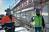 Samhandling er nøkkelen, understreker Runar Oustorp (t.h.). Her sammen med betongformann Joakim på det store prosjektet Rønningen Folkehøgskole. Foto: TU Story Labs