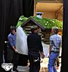 STORE SETT: Settet til Dyrene i Hakkebakkeskogen er ikke småtterier. Et hus bæres her på plass. Foto: Qvisten Animation/Truls Heiborg