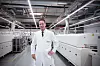 Rüdiger Hellenkamp overser produksjonen av elektronikken i Miele-maskinene. De avanserte maskinene i bakgrunnen kunne like gjerne ha produsert mobiltelefoner på løpende bånd.
