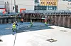 Byggegropen er dyp og på ulik grunn. Det første som støpes er et «arbeidslag». Dette vil ikke bli en del av den endelige konstruksjonen, men gjør det langt lettere å arbeide på området.