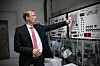 Dr. Gayk viser frem et testpanel der parametere for testen legges inn, og testingen loggføres. Det er snakk om tusenvis av vaskerunder, og millioner etter millioner med runder i sentrifugen.