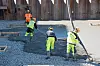 På det meste har entreprenørene støpt kontinuerlig betong fra 300 betongbiler for å kunne støpe et sammenhengende stykke.