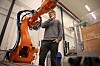 Postdoktor Knut Berg Kaldestad (t.v) har vært en ivrig bruker av mekatronikk-laben til Universitetet i Agder. Nå får universitetet og Node-klyngen 20 millioner kroner av staten til å sette opp en helt ny lab der man skal teste ut teknologier for oljeindustrien.
