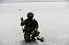 En sniper fra skarpskytter patrulje i Telemark bataljonen trener i Oslo i 2019. Dronen på bildet er norskutviklede Black Hornet, en av få droner som Forsvaret bruker i dag. Forsvaret vil ha flere, billigere droner og lager nå en ny, nettbasert utdanning for å utdanne flere dronepiloter.