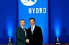 BLUE FOR YOU: Tony Blair og Jens Stoltenberg foran Hydros blå logovegg - samme farge som gassblusset.