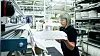 Operatør Laila Ytterli, fagarbeider i industrisøm, styrer denne avanserte PLS-styrte spaltemaskinen. Den er utstyr med ultralyd, og skjærer og sveiser kanter.