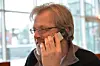 Senioringeniør Jens-Erik Tømte i Statoil satser på vesentlig mer trådløs instrumentering i årene framover, og illustrerer det ved å bruke mobiltelefonen.