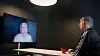ILLUSTRASJON: Bildet viser ikke de faktiske intervjurommene til UDI, da vi ikke har muligheten til å ta bilde av disse, men bildet er representativt. Saksbehandleren hos UDI gjennomfører asylintervjuet over Skype på storskjerm. Da unngår man at søkeren må fraktes landet rundt flere ganger.