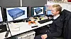 Lager innhold: Så enkelt kan det gjøres. Dennis Warnaar styrer en mini-PC som leverer signal via HDMI til TV-sentralen. PCen til høyre er koblet opp på TV-sentralen og resultatet vises i TV-sendingen på TV-en til venstre. Slik kan han lage en informasjonskanal for en hel kommune, en bedrift eller en institusjon med minimal innsats.