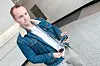 John-André gjemmer antennen han holder i høyre hånd i ermet, eller håndflaten dersom han vil ha mer presis kontroll på avlesingen. Foto: Tek Story Labs