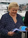 Statsminister Erna Solberg med papirkopi av Handlinsgplan for grønn skipsfart. Foto: Tore Stensvold
