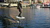 Nikolai Hiorth svever over vannet ved Aker Brygge.