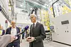 Fv. Ole Erik Almlid, administrerende direktør i NHO og statsminsiter Jonas Gahr Støre under åpningen av Morrow batterifabrikk i 2024. Foto: Arash A. Nejad
