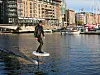 Nikolai Hiorth svever over vannet ved Aker Brygge. Bilde: Privat/Brødrene Hiorth