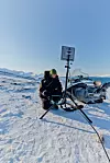 Nils Håheim-Saers setter opp en telemetriantenne for droner utenfor Ny-Ålesund på Svalbard i2016. Foto: