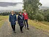 Fv. statssekretær Elisabeth Sæther i olje- og energidepartementet, ordfører Edel Kveen og Vassdrags- og energidirektør Kjetil Lund på den nye flomvollen. Foto: NVE