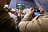 En norsk instruktør følger med på skjermen hvor og hvordan en ukrainsk droneoperatør flyr under et droneoperatørkurs i forbindelse med Operasjon Gungne i sommer.