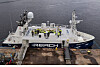 Ansatte ved Trosvik Maritime feiret prisen 'Årets skip' på dekk til Reach Remote 1 ved kai i Brevik.