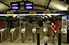 TEKNOLOGI TIL PYNT: Fortsatt er det de gule stemplingsautomatene som gjelder. Selv om det nye billettsystemet har vært installert lenge, står det bare til pynt.