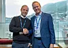 Nils Olav Åsen i Marin IT (t.v) gratulerer Jørn Ellefsen i Innofactor for å ha blitt utnevnt til årets sikkerhetspartner av Microsoft. Foto: Delta V