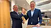 Endre Rangnes, administrerende direktør i Tietoevry Banking Services, og Jan Erik Kjerpeseth, konsernsjef i Sparebanken Vest, signerer partneravtalen.