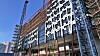 Inspirert av skogen: De vertikale fasadepanelene følger de skrå bæresøylene og skal gi assosiasjoner til trær. De andre aluminiumspanelene er greiner og blader.