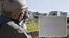 Det diagonale trådkorset i siktet vises først når skytteren retter geværet mot det stedet siktet beregner at er det beste for å treffe dronen. Foto: Smart Shooter