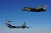 Både Norge og Sverige deltar i årets Steadfast Noon-øvelse. Bildet viser et norsk F-35 som flyr sammen med svenske JAS Gripen og et amerikansk B-52 under en tidligere øvelse.