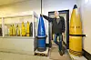 Arild Andersen støtter seg på en 800 kilos pansergranat i kaliber 38 cm. Til høyre en granat i det litt irriterende kaliberet 40,6 cm, som ble brukt i kystbatteriet på Trondenes nord for Harstad. Foto: Arash A. Nejad