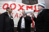 WHAT'S THAT SMELL? - OOXML!: Questpoint-styreleder Shahzad Rana (t.v.) har vært Microsofts konsulent under standardiseringskonflikten. Her får han en gratis forhåndsvisning av slagordene i forkant av forrige ukes anti-OOXML-demonstrasjon. Avsenderne er tidligere leder for den norske ISO-fagkomiteen, Steve Pepper (i midten) og teknologidirektør Håkon Wium Lie fra Opera Software.