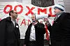 WHAT'S THAT SMELL? - OOXML!: Questpoint-styreleder Shahzad Rana (t.v.) har vært Microsofts konsulent under standardiseringskonflikten. Her får han en gratis forhåndsvisning av slagordene i forkant av forrige ukes anti-OOXML-demonstrasjon. Avsenderne er tidligere leder for den norske ISO-fagkomiteen, Steve Pepper (i midten) og teknologidirektør Håkon Wium Lie fra Opera Software.