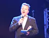 Arne Hjeltnes i et sprituelt øyeblikk under festen på IT-tinget. 'Det er forfattaren som sjøl les', sa han og deklamerte morsomme dikt.
