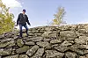 Arild Andersen oppe på en av de kamuflerte bunkerne som var ammunisjonslager. Den inneholdt over 100 tonn ammunisjon. Foto: Arash A. Nejad