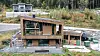 Slik ser det første bolighuset bygget etter nye kriterier i Svanemerket ut fra fremsiden. Det er kebony-kledning på fasade og terrasser, og vinduene har bedre varmeisolasjon enn hus bygget etter vanlig standard. Foto: Jørn-Arne Tomasgard