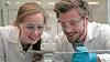 Materialteknologi: Studentene Karianne Skaar Fedje og Daniel Tevik Rogstad trives med masterutdanning i materialteknologi – her fotografert i laboratoriet ved NTNU.