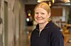 – Hverdagen vår er fylt av algoritmer, dataflyt og AI‑assistenter, forteller Anita engasjert. Foto: TUM Studio